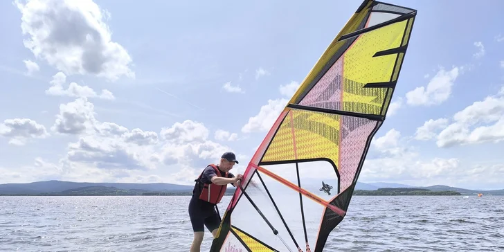 Hodinový windsurfing s instruktorem a poté celodenní zapůjčení vybavení