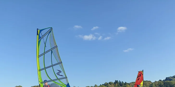 Hodinový windsurfing s instruktorem a poté celodenní zapůjčení vybavení