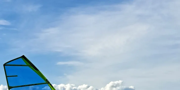 Hodinový windsurfing s instruktorem a poté celodenní zapůjčení vybavení