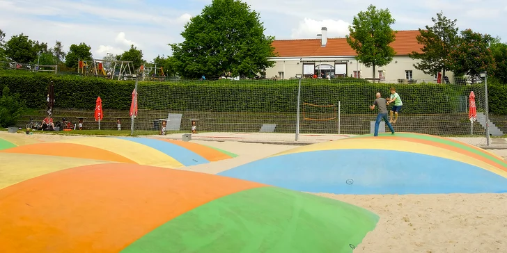 Celodenní vstup na trampolíny, hopsakoule a vodní postel i limonáda pro dva