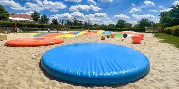 Celodenní vstup na trampolíny, hopsakoule a vodní postel i limonáda pro dva