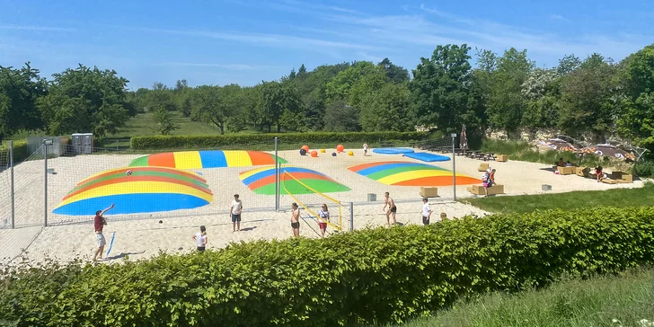 Celodenní vstup na trampolíny, hopsakoule a vodní postel i limonáda pro dva