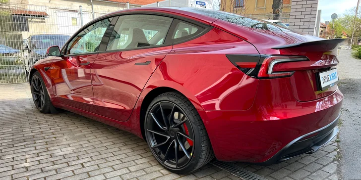 Zapůjčení Tesly Model 3 Performance – elektromobil, co vás ohromí