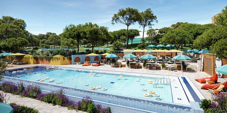 Dovolená na Makarské riviéře: 3* hotel s plnou penzí, bazénem a vybavením pro děti, 100 m od pláže