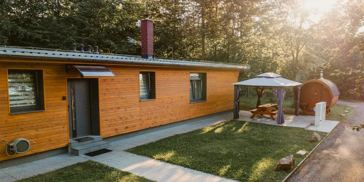 Spaní na peci a relax v sauně i koupacím sudu: luxusní apartmány uprostřed lesů v Jeseníkách
