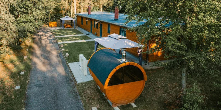 Spaní na peci a relax v sauně i koupacím sudu: luxusní apartmány uprostřed lesů v Jeseníkách