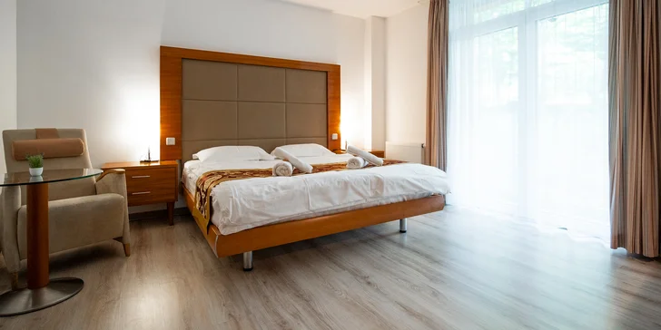 Spaní na peci a relax v sauně i koupacím sudu: luxusní apartmány uprostřed lesů v Jeseníkách