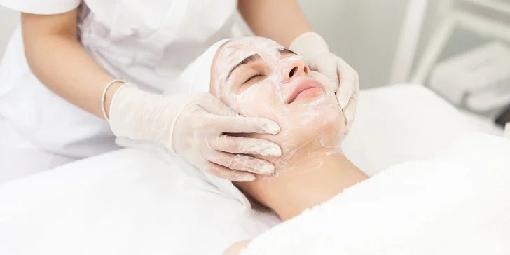 Kosmetické ošetření dle výběru: peeling, masáž obličeje i sádrová maska