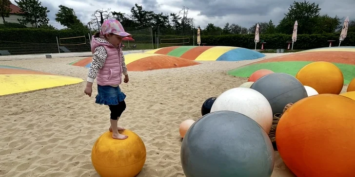 Celodenní vstup na trampolíny, hopsakoule a vodní postel i limonáda pro dva