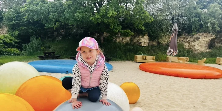 Celodenní vstup na trampolíny, hopsakoule a vodní postel i limonáda pro dva