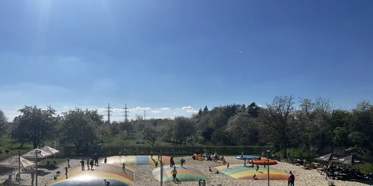 Celodenní vstup na trampolíny, hopsakoule a vodní postel i limonáda pro dva