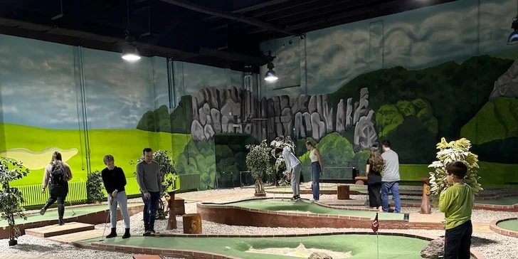 Zábava pro pár i rodinu: 60 min. Adventure Golfu s pizzou a nápoji