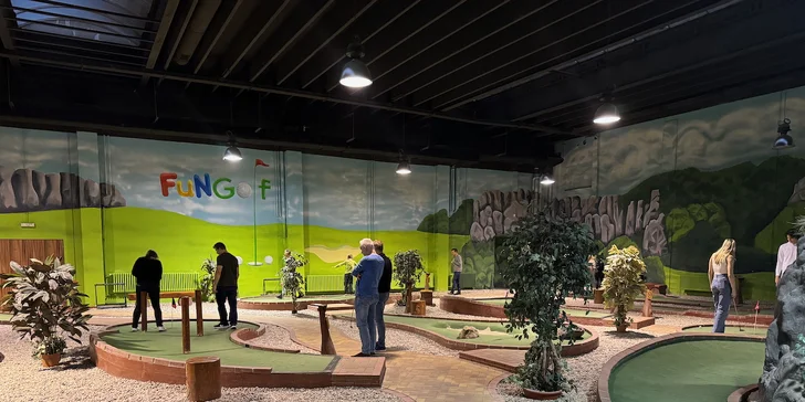 Zábava pro pár i rodinu: 60 min. Adventure Golfu s pizzou a nápoji