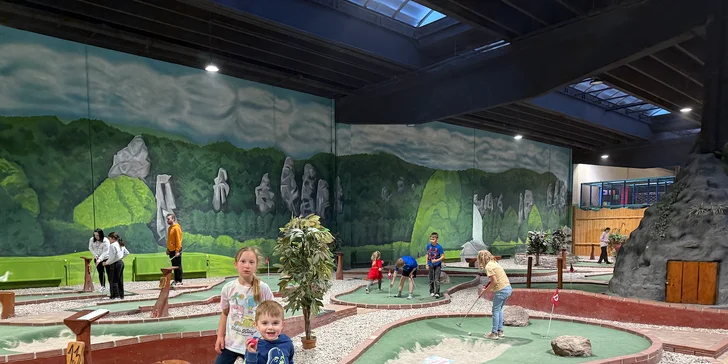 Zábava pro pár i rodinu: 60 min. Adventure Golfu s pizzou a nápoji