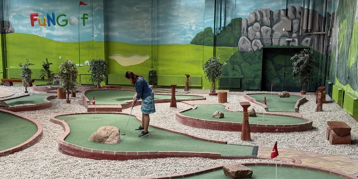 Zábava pro pár i rodinu: 60 min. Adventure Golfu s pizzou a nápoji