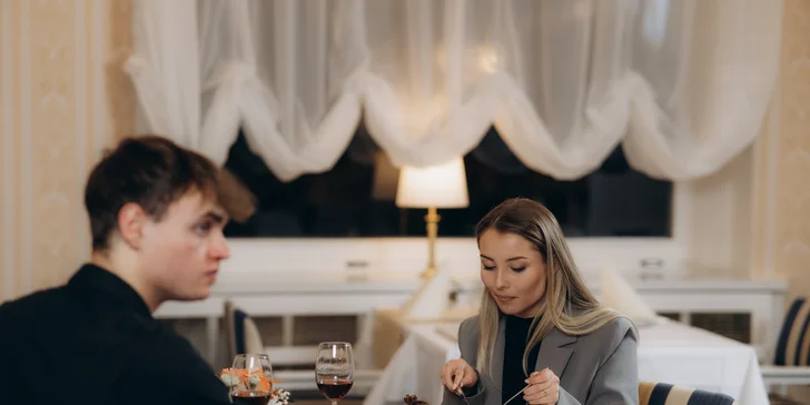 Pobyt ve 4* hotelu v Mariánských Lázních: jídlo, vyhřívaný bazén i wellness procedury