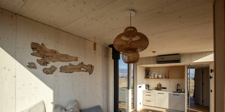 Přírodní areál u koupacího jezera 15 km od centra Prahy: posed, tiny house či chata i se snídaní