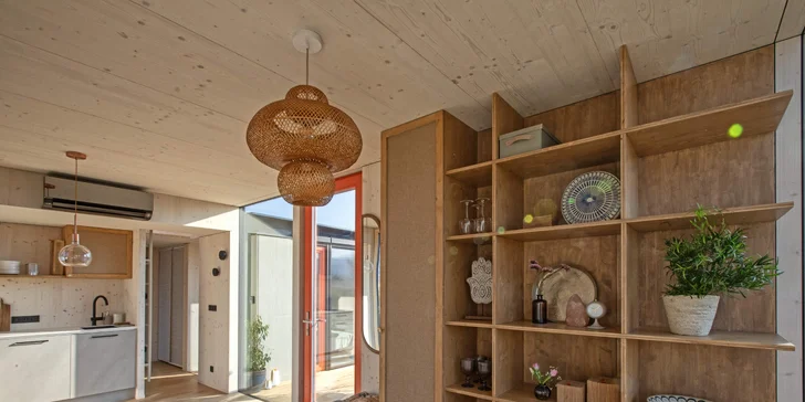 Přírodní areál u koupacího jezera 15 km od centra Prahy: posed, tiny house či chata i se snídaní