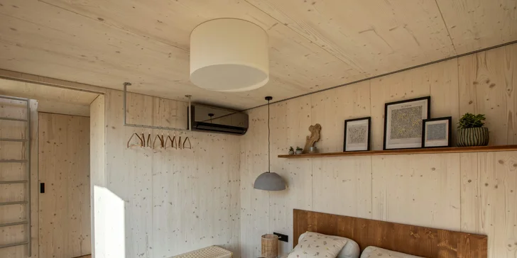 Přírodní areál u koupacího jezera 15 km od centra Prahy: posed, tiny house či chata i se snídaní