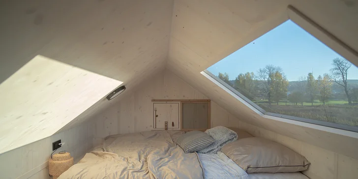 Přírodní areál u koupacího jezera 15 km od centra Prahy: posed, tiny house či chata i se snídaní