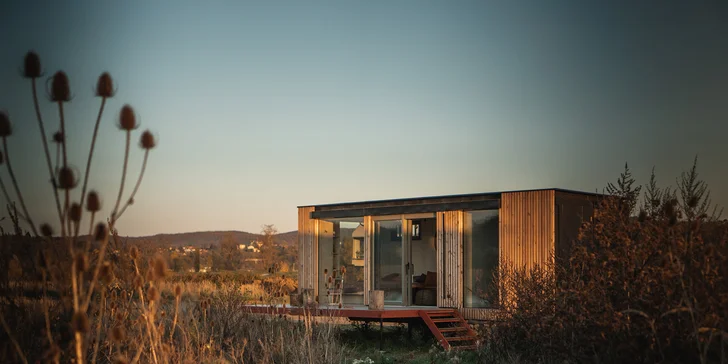 Přírodní areál u koupacího jezera 15 km od centra Prahy: posed, tiny house či chata i se snídaní