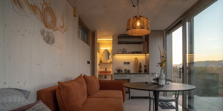 Přírodní areál u koupacího jezera 15 km od centra Prahy: posed, tiny house či chata i se snídaní