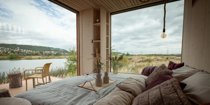 Přírodní areál u koupacího jezera 15 km od centra Prahy: posed, tiny house či chata i se snídaní