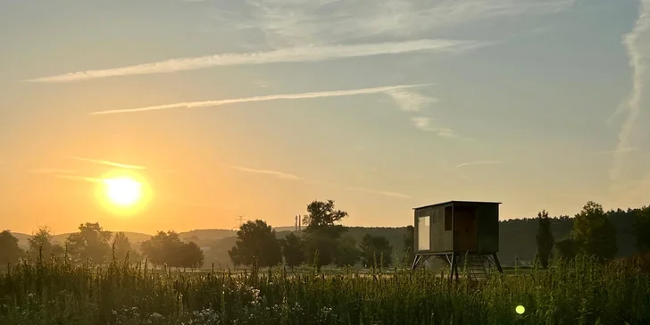 Přírodní areál u koupacího jezera 15 km od centra Prahy: posed, tiny house či chata i se snídaní