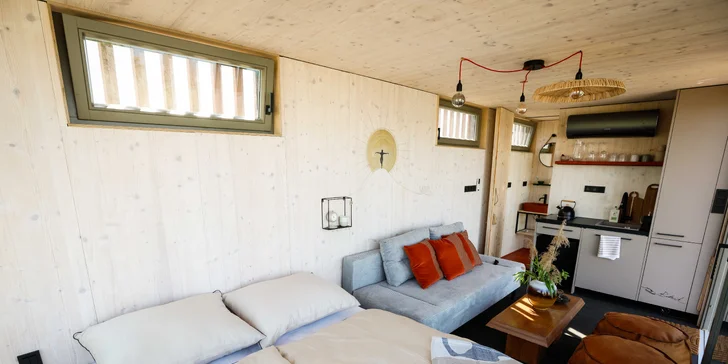 Přírodní areál u koupacího jezera 15 km od centra Prahy: posed, tiny house či chata i se snídaní