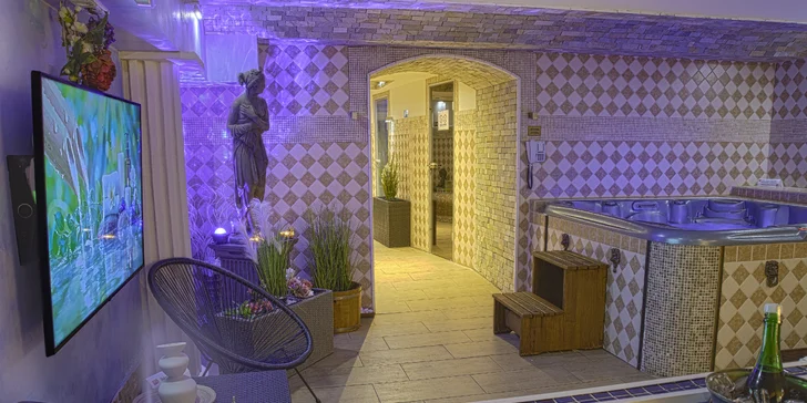 Privátní wellness na 2 hodiny pro dva: vířivka, sauna, víno i obložená mísa