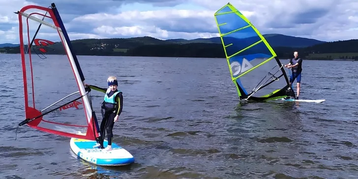 Hodinový windsurfing s instruktorem a poté celodenní zapůjčení vybavení