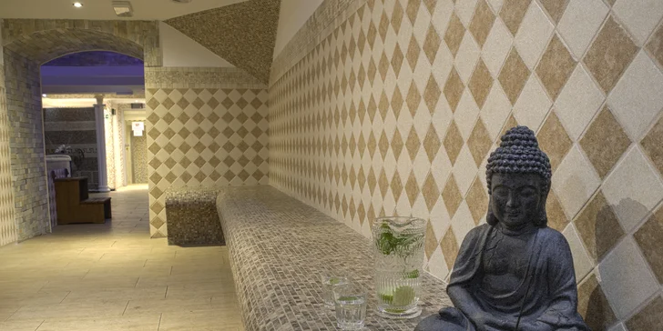 Privátní wellness na 2 hodiny pro dva: vířivka, sauna, víno i obložená mísa