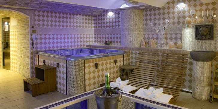 Privátní wellness na 2 hodiny pro dva: vířivka, sauna, víno i obložená mísa