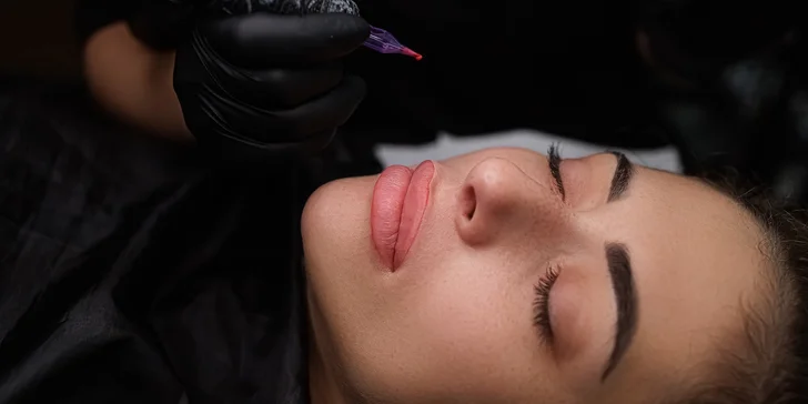 Permanentní make-up rtů, obočí pudrovou metodou či linky v horní řasové linii