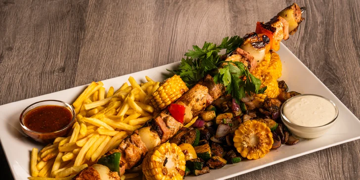 Hostina pro milovníky masa: špíz se 3 druhy masa, hranolky, zelenina i dezert pro 2 osoby