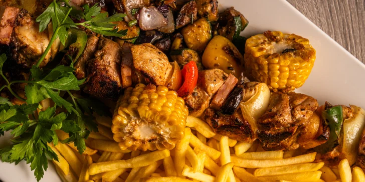 Hostina pro milovníky masa: špíz se 3 druhy masa, hranolky, zelenina i dezert pro 2 osoby