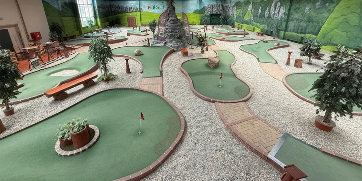 Zábava pro pár i rodinu: 60 min. Adventure Golfu s pizzou a nápoji