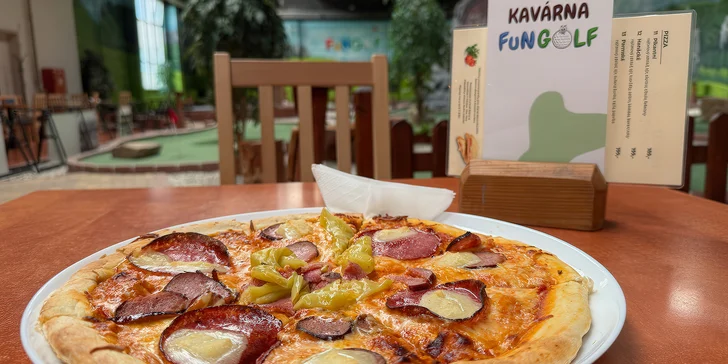 Zábava pro pár i rodinu: 60 min. Adventure Golfu s pizzou a nápoji