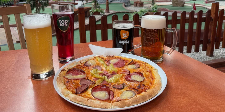 Zábava pro pár i rodinu: 60 min. Adventure Golfu s pizzou a nápoji