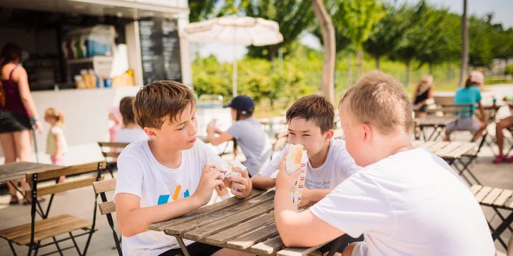 Celodenní vstup do Hopsálkova pro dítě a dospělého: bazén, trampolíny, autíčka a mnoho dalšího