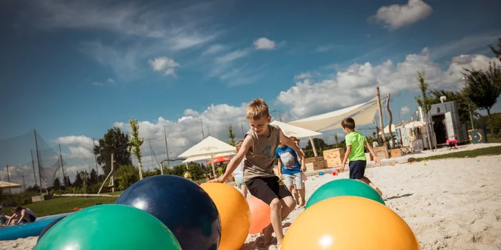 Celodenní vstup do Hopsálkova pro dítě a dospělého: bazén, trampolíny, autíčka a mnoho dalšího