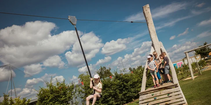 Celodenní vstup do Hopsálkova pro dítě a dospělého: bazén, trampolíny, autíčka a mnoho dalšího