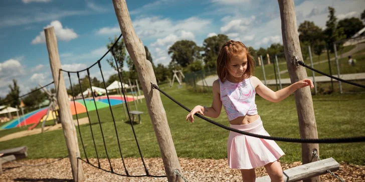 Celodenní vstup do Hopsálkova pro dítě a dospělého: bazén, trampolíny, autíčka a mnoho dalšího