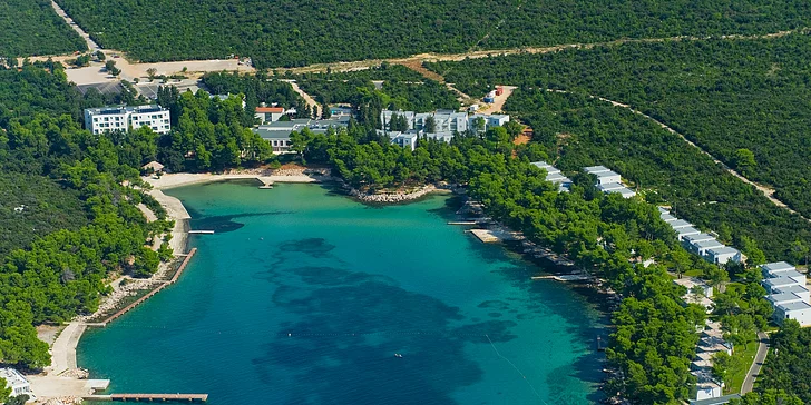 Pohodová dovolená v Dalmácii: 4* hotel v přístavu, snídaně, bazén, dítě do 5,9 let zdarma
