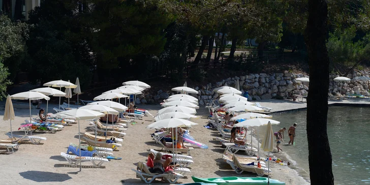 Pohodová dovolená v Dalmácii: 4* hotel v přístavu, snídaně, bazén, dítě do 5,9 let zdarma