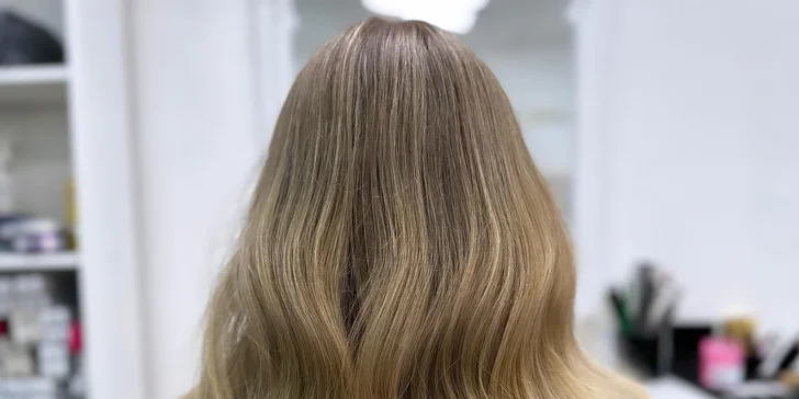 Střih s barvou, melírem i balayage pro všechny délky vlasů