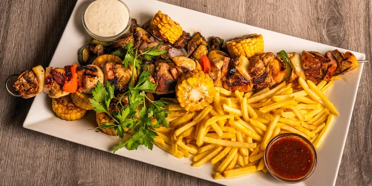 Hostina pro milovníky masa: špíz se 3 druhy masa, hranolky, zelenina i dezert pro 2 osoby