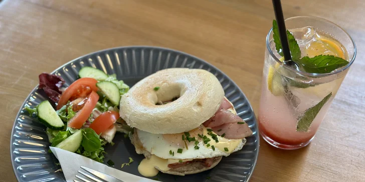 Snídaňové menu pro 1 i 2 osoby: bagel à la benedikt nebo snídaňový talíř a nápoj