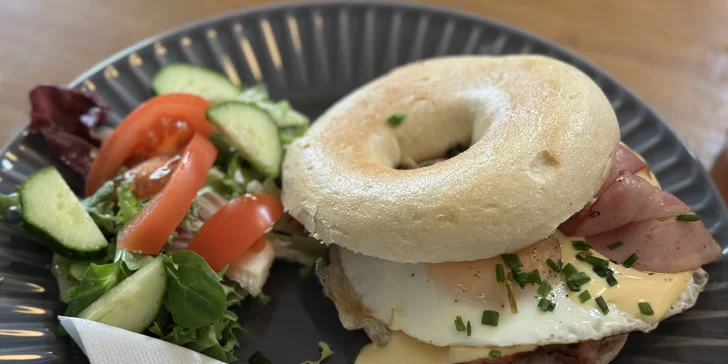 Snídaňové menu pro 1 i 2 osoby: bagel à la benedikt nebo snídaňový talíř a nápoj