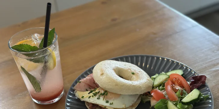 Snídaňové menu pro 1 i 2 osoby: bagel à la benedikt nebo snídaňový talíř a nápoj